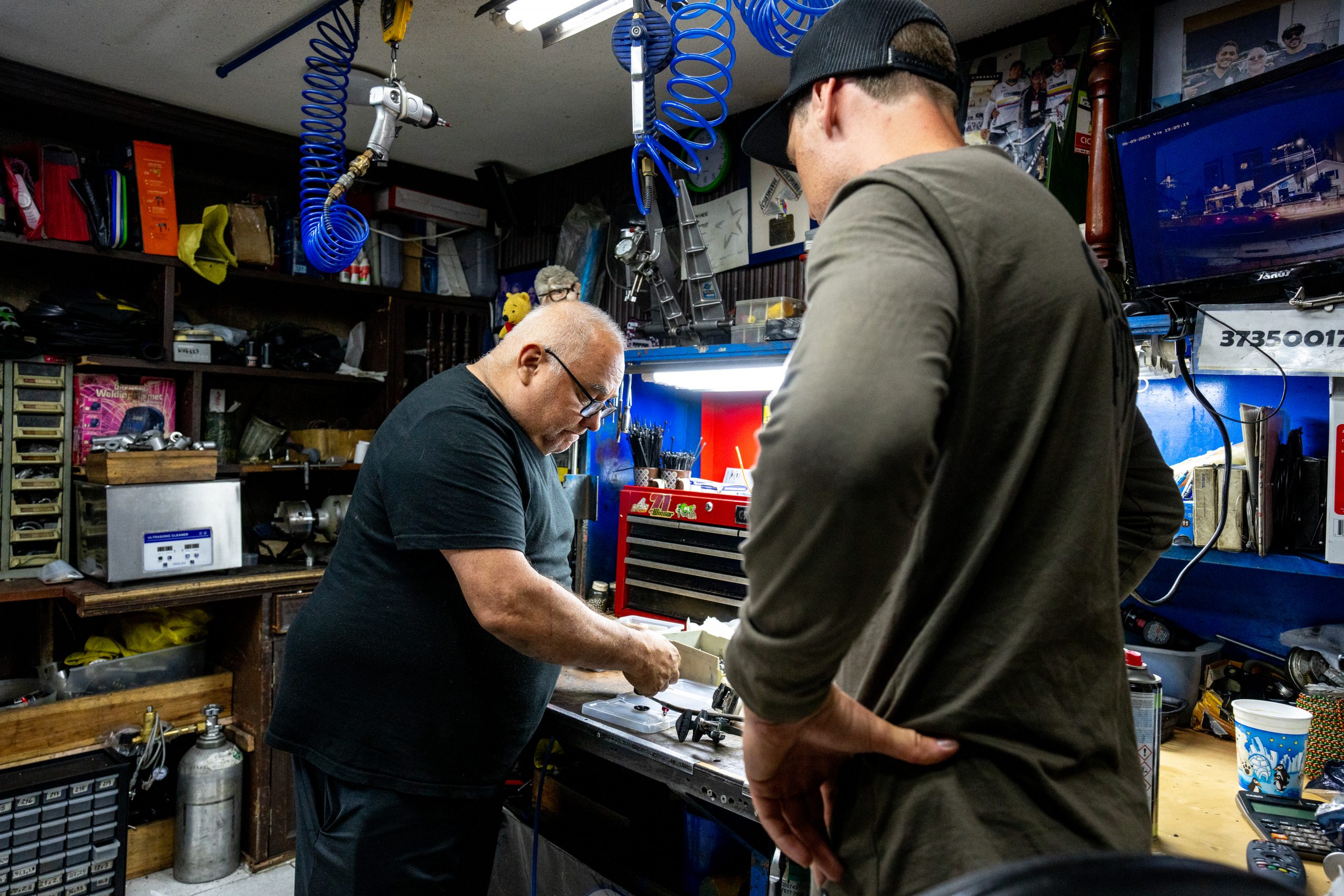 Scotty Laughland explores a Colombian workshop, highlighting mechanical expertise and the cultural Taste of Colombia experience. Mountain Bike United.