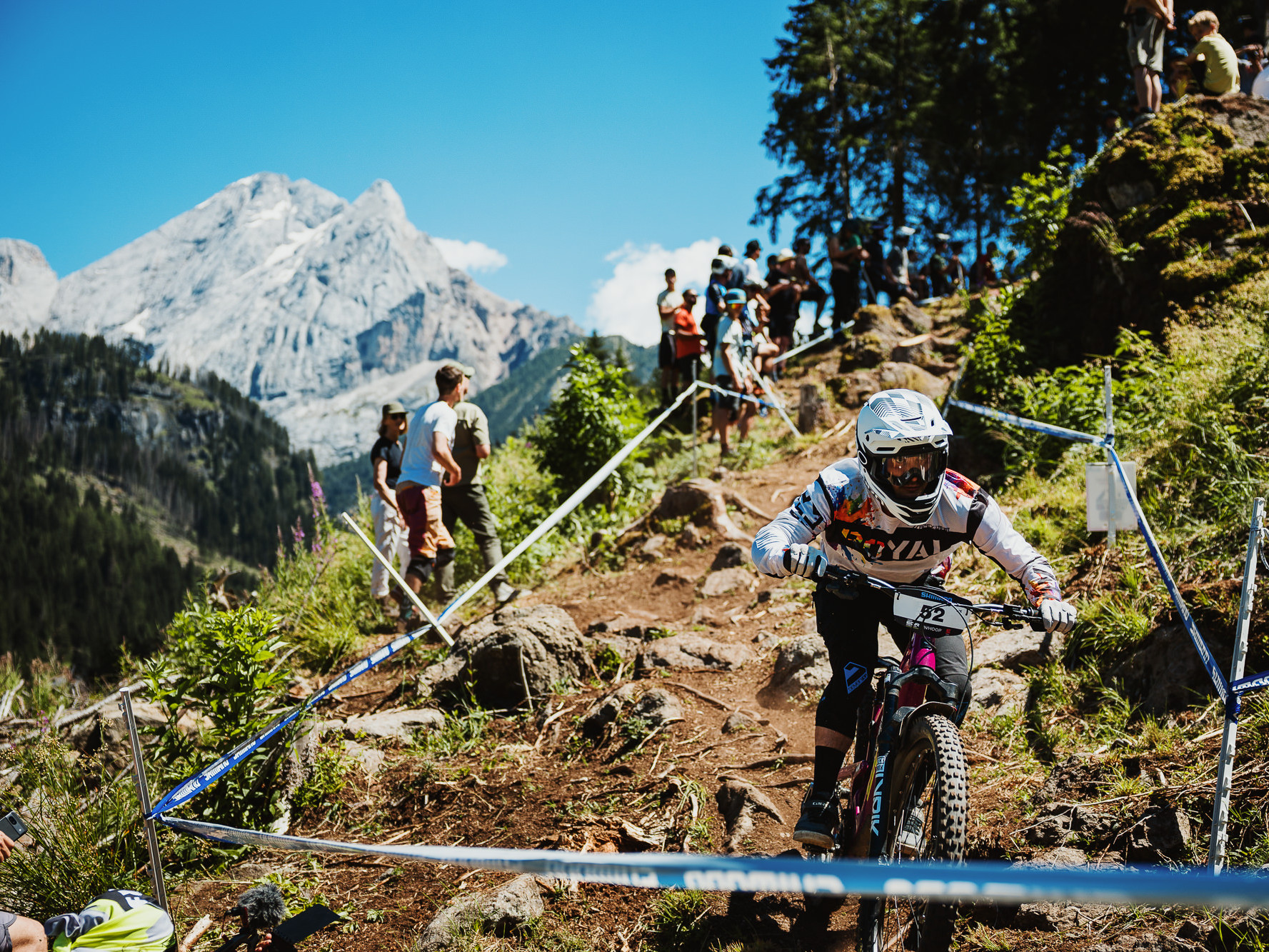 Mountain biker navigating a challenging trail during an MTB race, showcasing race management platform features. Mountain Bike United.